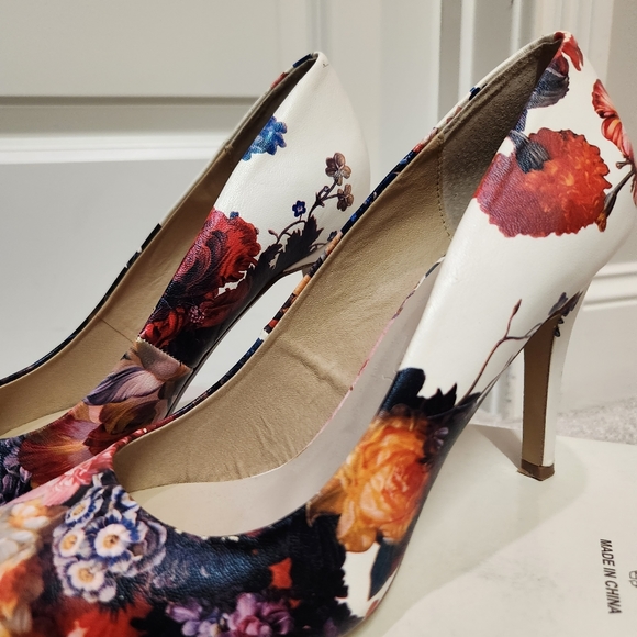 exe Floral Heels - Picture 5 of 13